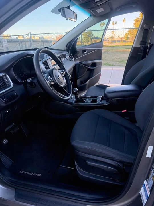 2017 Kia Sorento - Image 10 of 19