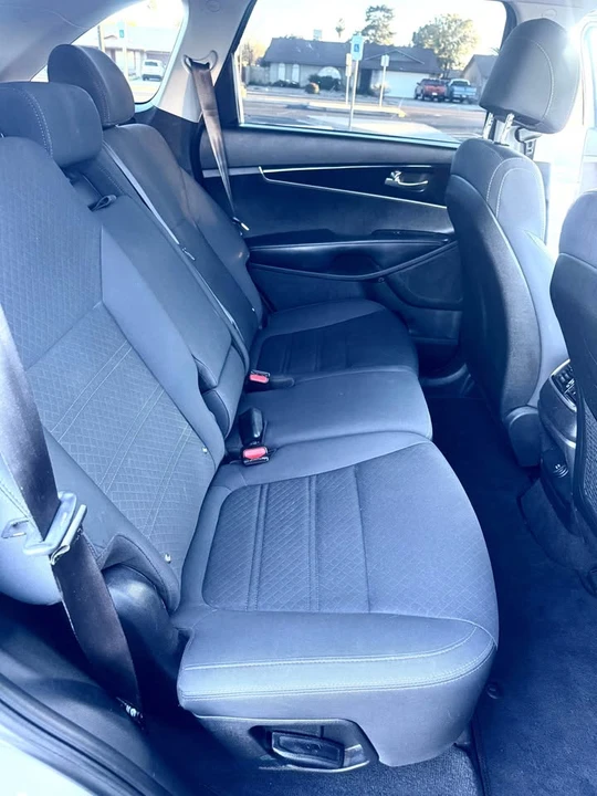 2017 Kia Sorento - Image 17 of 19