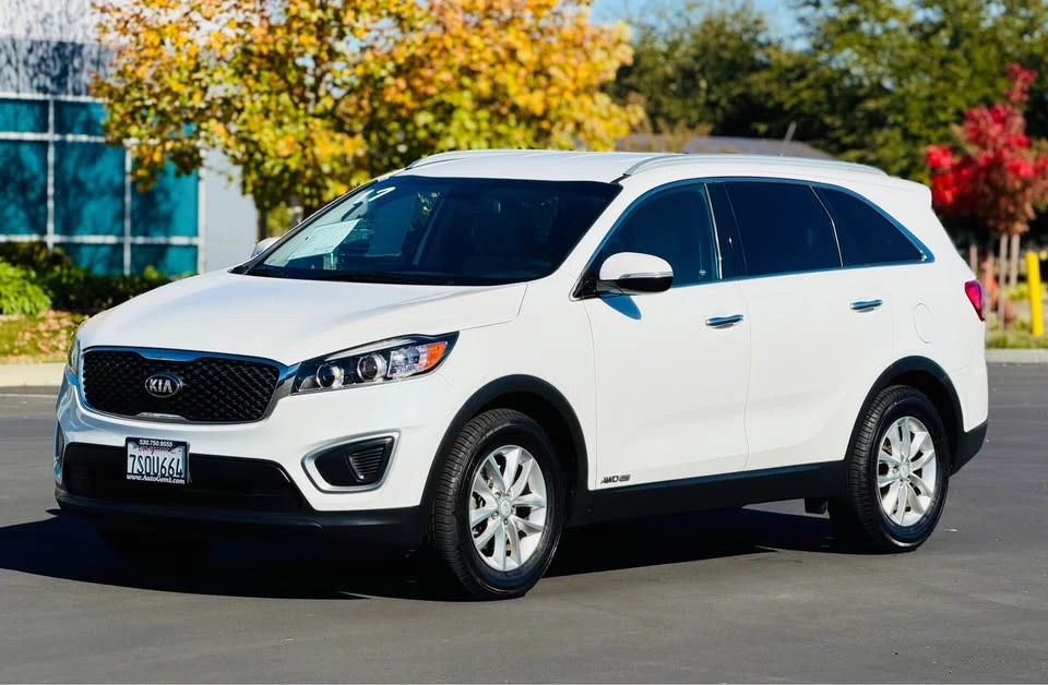 2017 Kia Sorento - Image 4 of 18