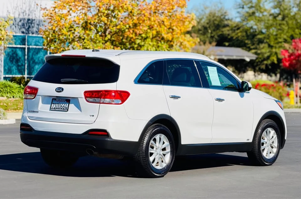 2017 Kia Sorento - Image 7 of 18
