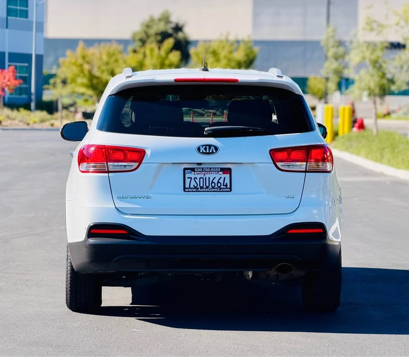 2017 Kia Sorento - Image 5 of 18