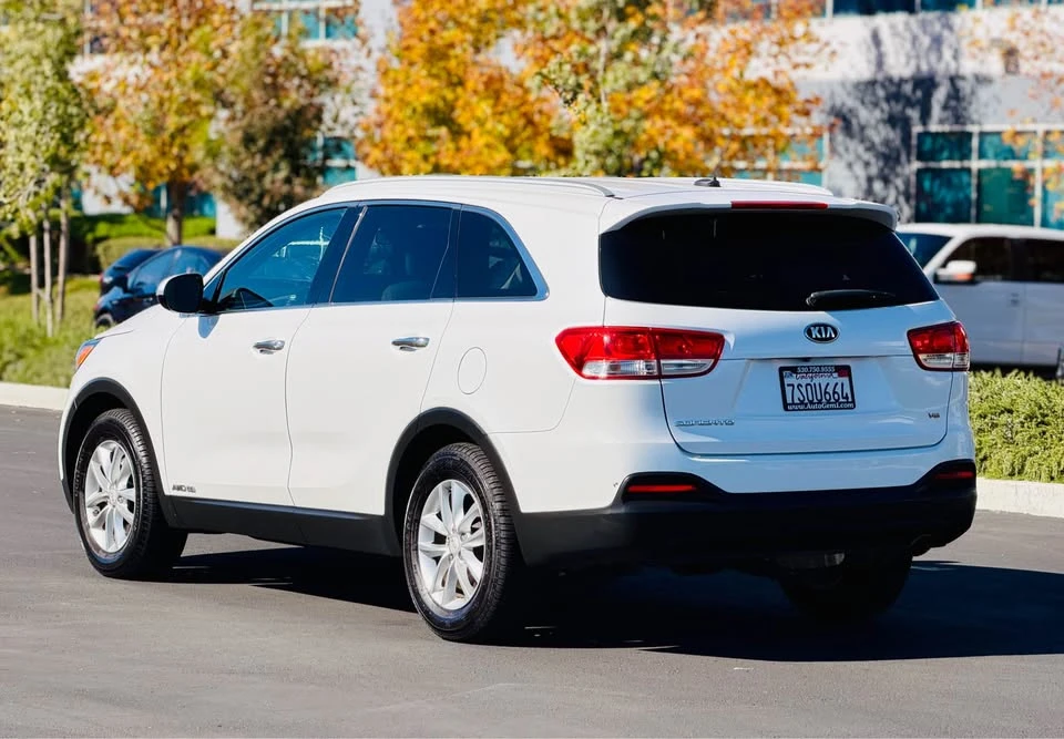2017 Kia Sorento - Image 6 of 18