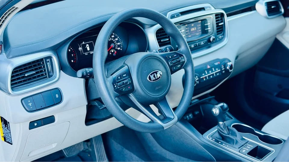 2017 Kia Sorento - Image 10 of 18