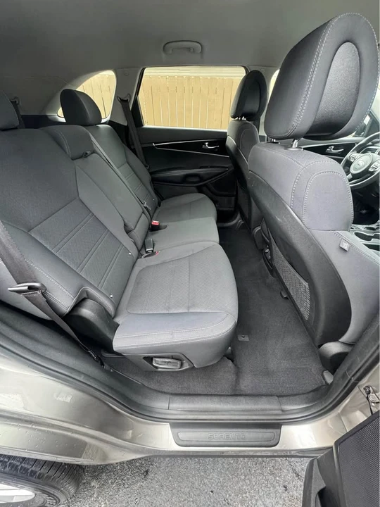 2017 Kia Sorento - Image 6 of 10