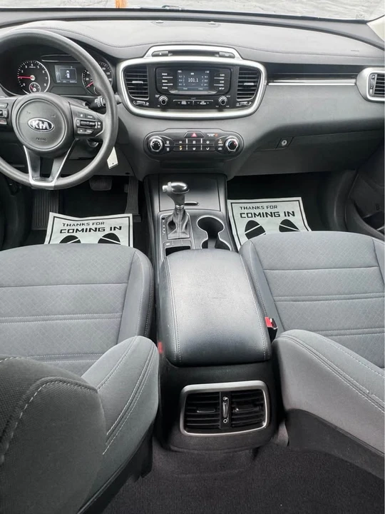 2017 Kia Sorento - Image 7 of 10