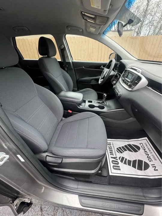 2017 Kia Sorento - Image 5 of 10