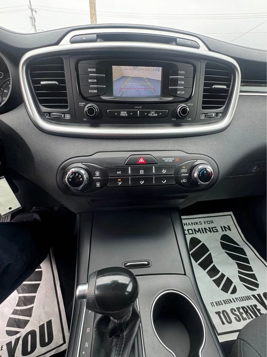 2017 Kia Sorento - Image 8 of 10