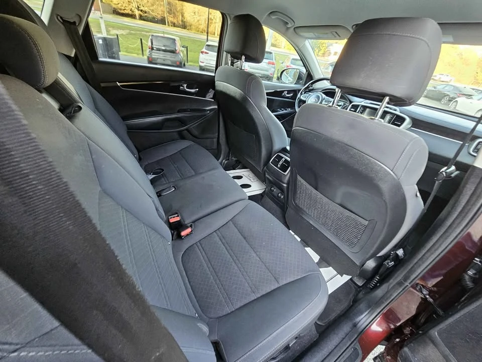 2017 Kia Sorento - Image 17 of 19