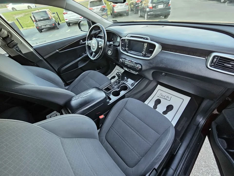 2017 Kia Sorento - Image 16 of 19
