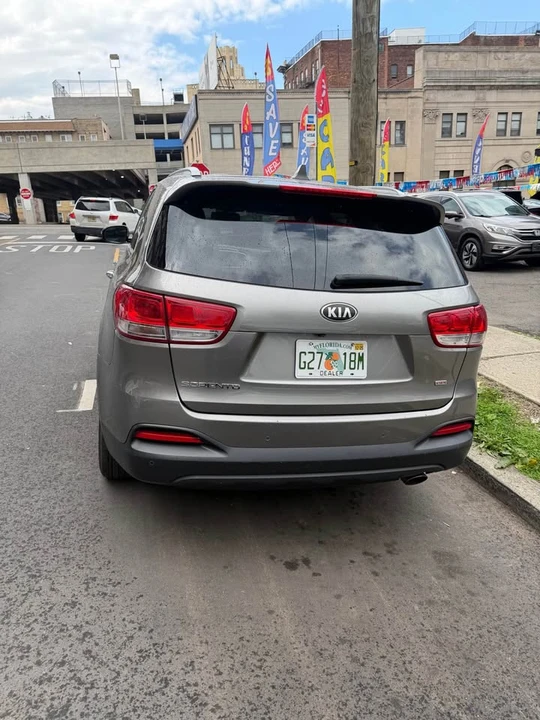 2017 Kia Sorento - Image 10 of 15