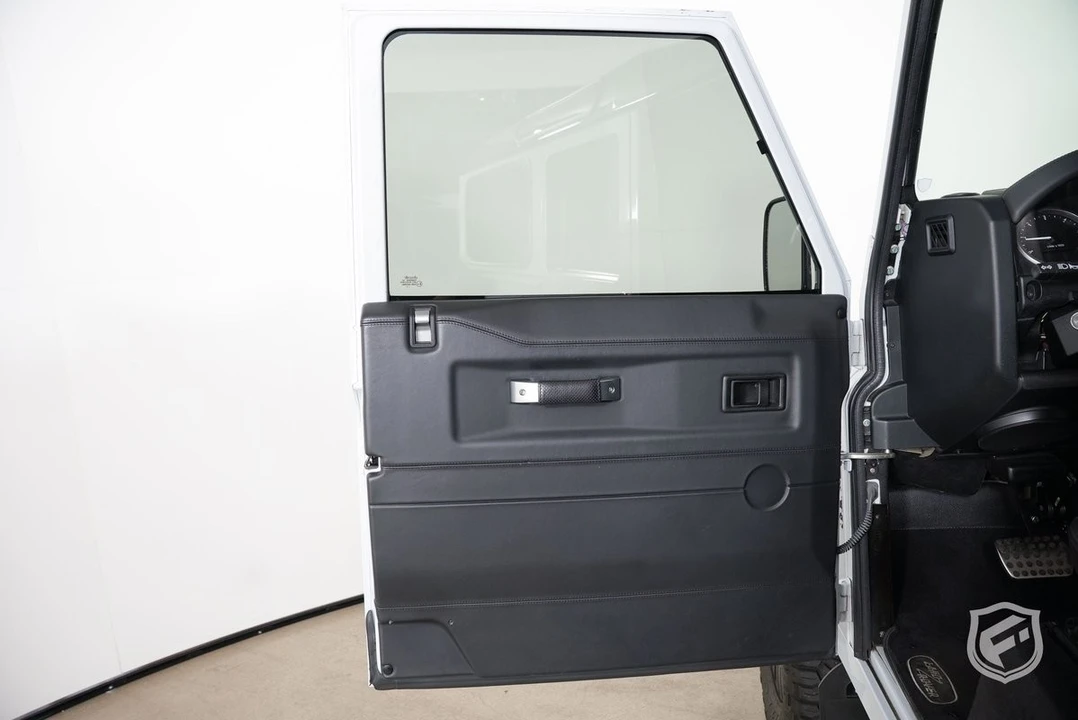 2017 Land Rover Defender 110 - Image 13 of 31