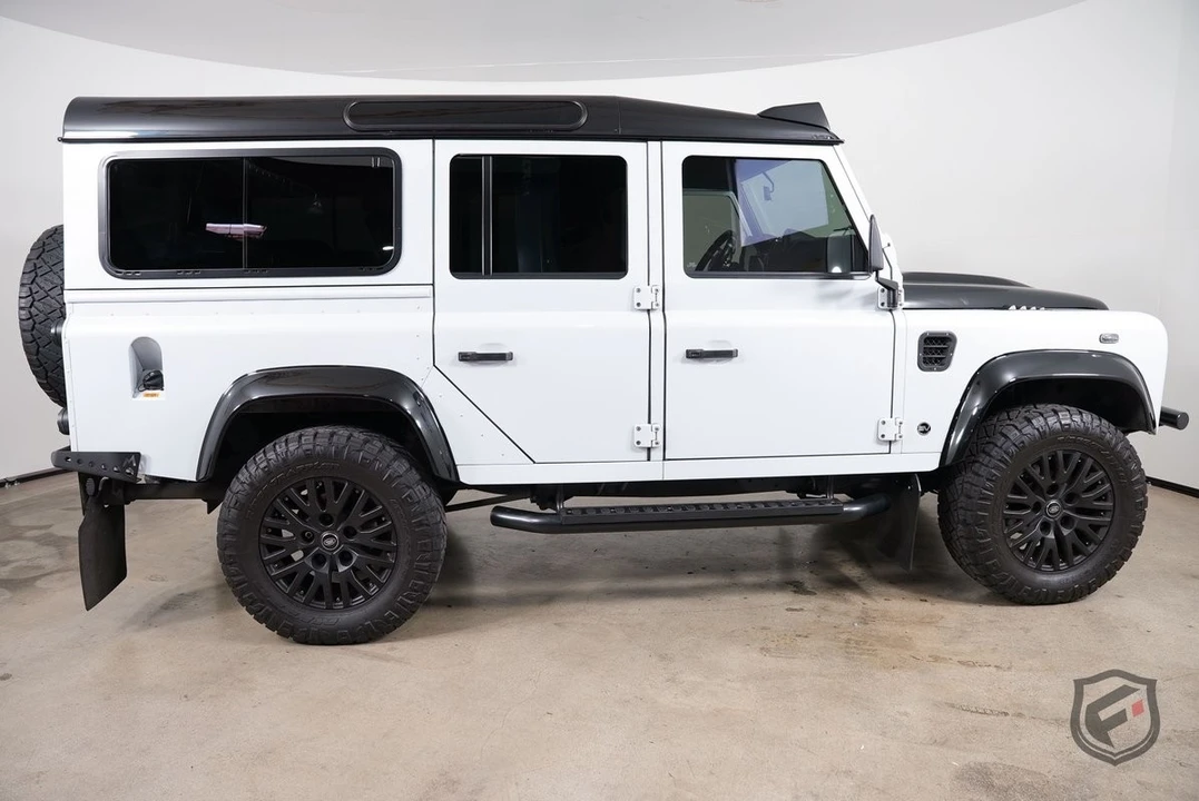 2017 Land Rover Defender 110 - Image 10 of 31