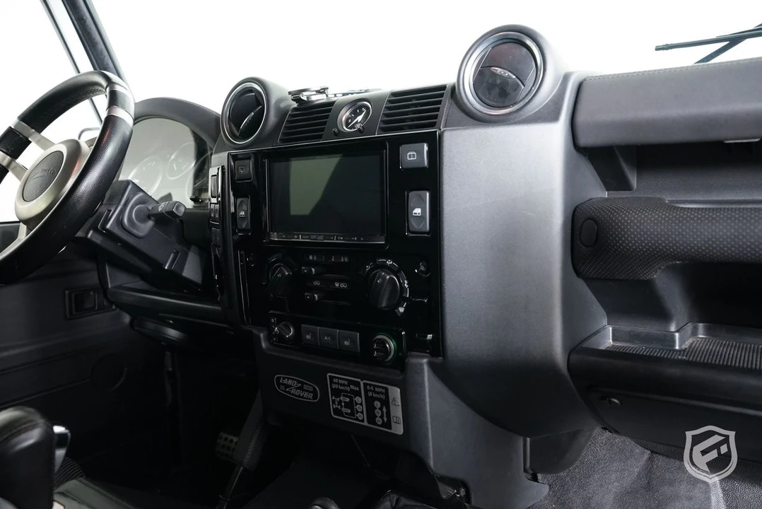 2017 Land Rover Defender 110 - Image 30 of 31