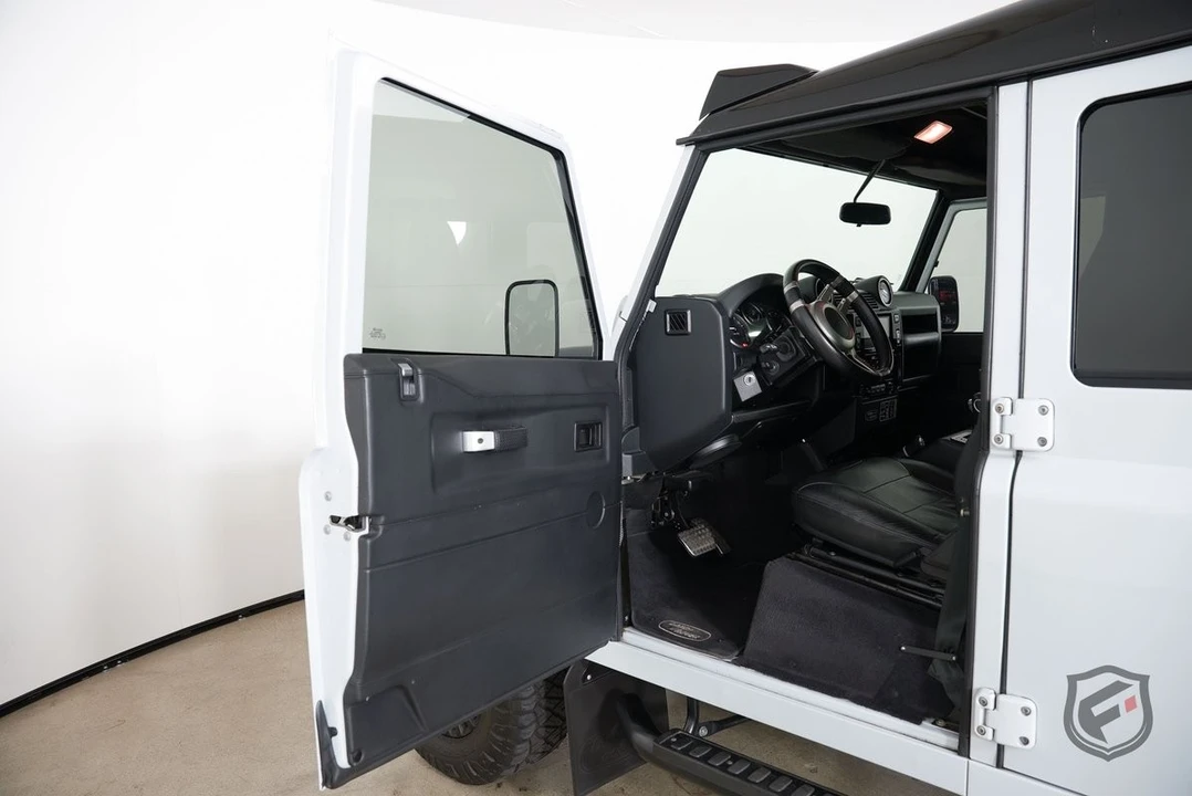 2017 Land Rover Defender 110 - Image 12 of 31
