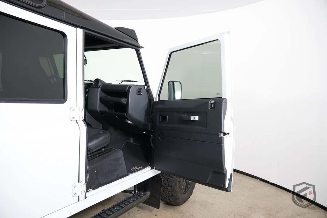 2017 Land Rover Defender - Image 25 of 31