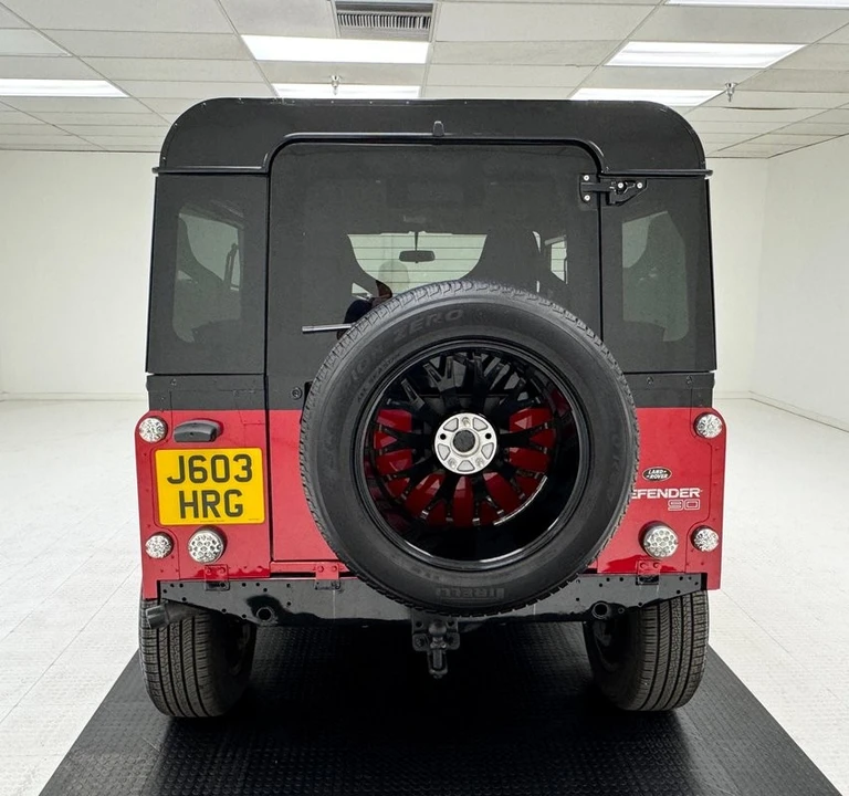 2017 Land Rover Defender 90 - Image 4 of 31