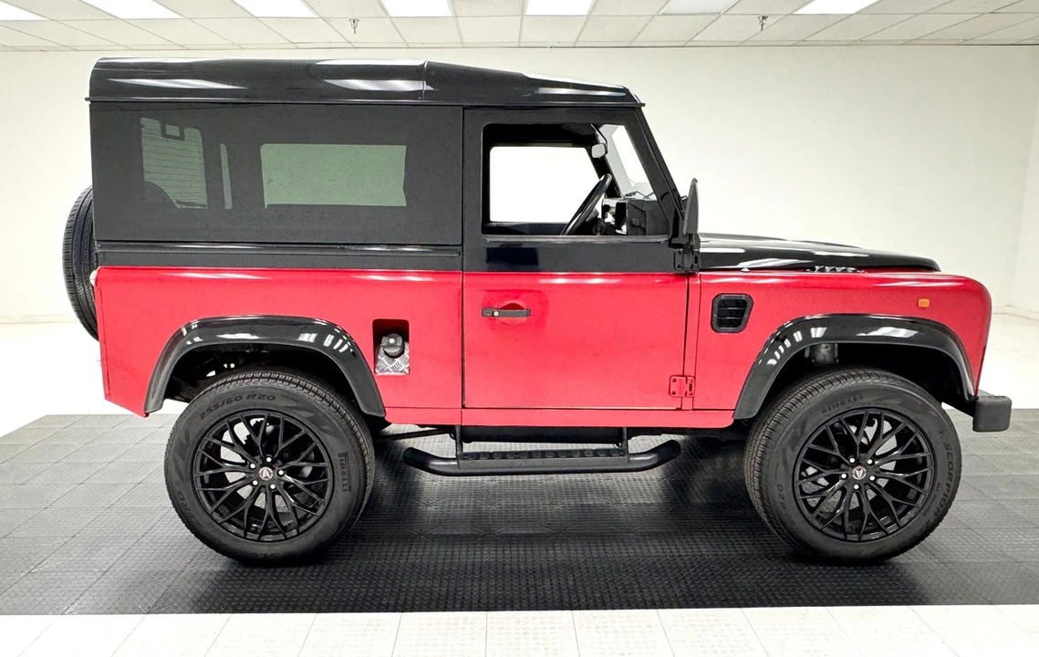 2017 Land Rover Defender 90 - Image 6 of 31