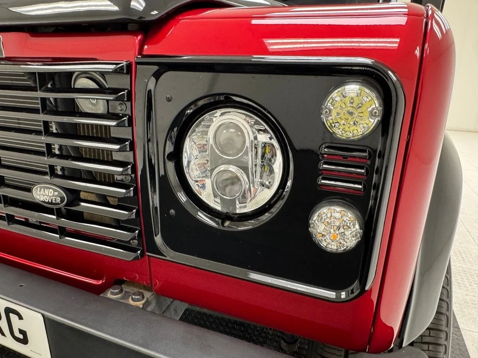 2017 Land Rover Defender 90 - Image 10 of 31