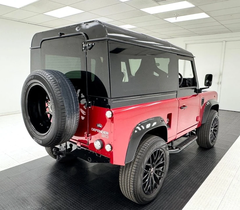 2017 Land Rover Defender 90 - Image 5 of 31
