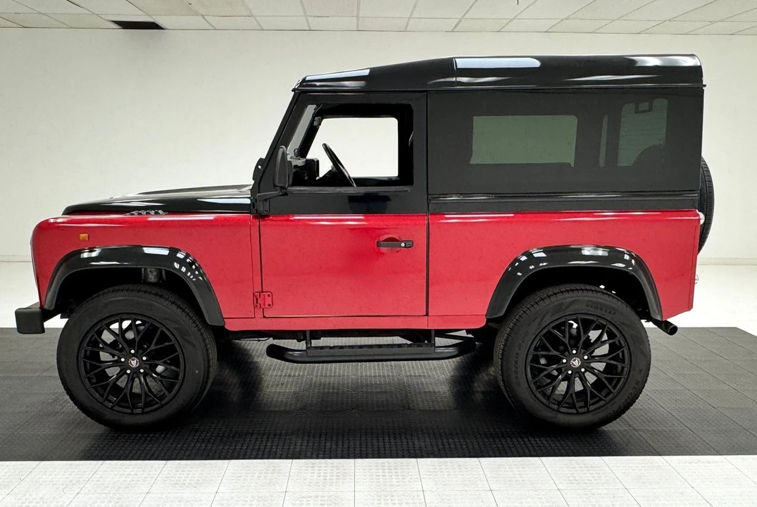 2017 Land Rover Defender 90 - Image 2 of 31