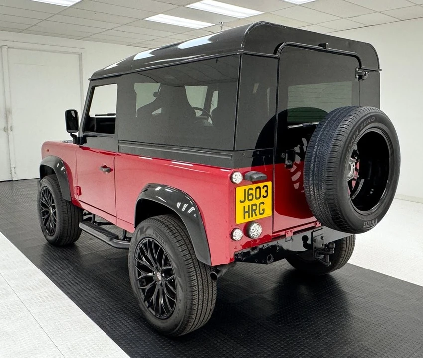 2017 Land Rover Defender 90 - Image 3 of 31