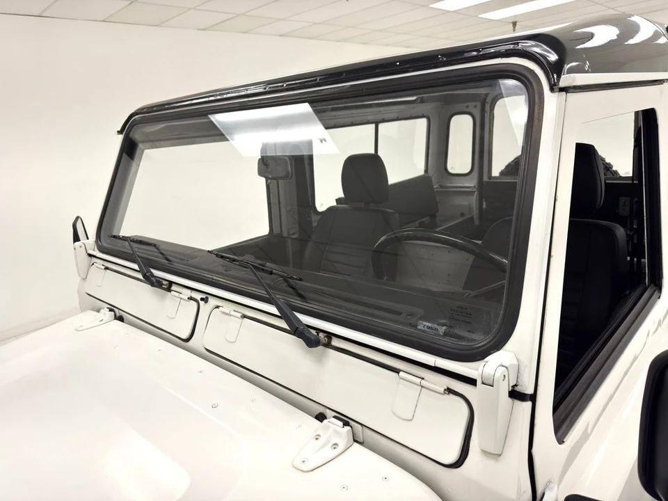 2017 Land Rover Defender 90 - Image 14 of 21