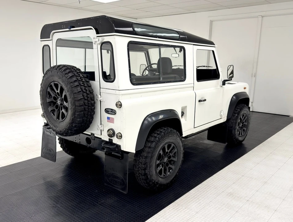 2017 Land Rover Defender 90 - Image 5 of 21