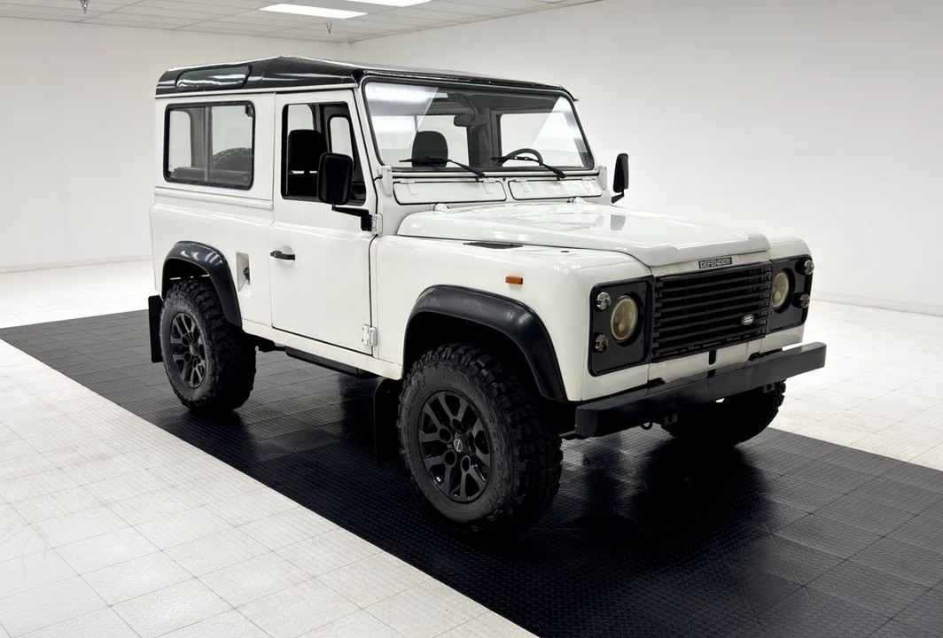 2017 Land Rover Defender 90 - Image 7 of 21