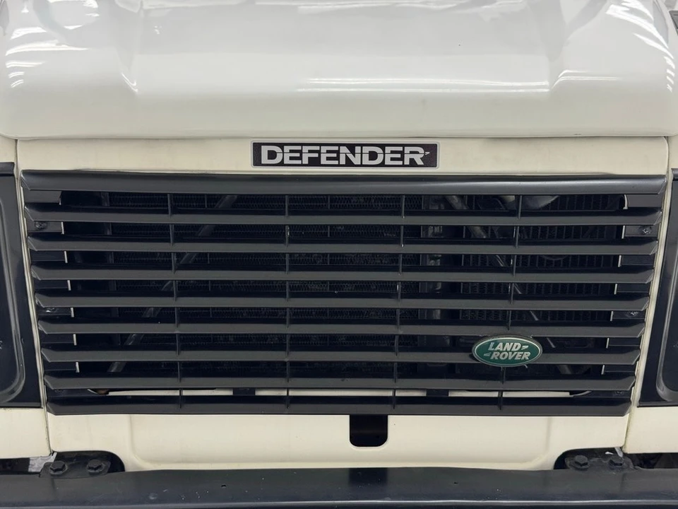 2017 Land Rover Defender 90 - Image 9 of 21