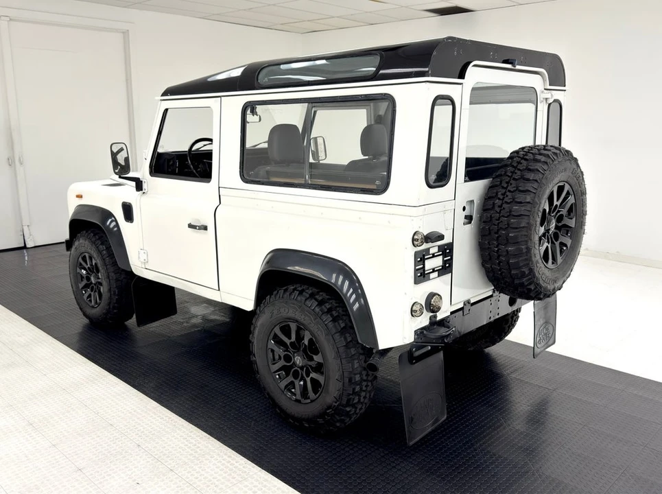 2017 Land Rover Defender 90 - Image 3 of 21