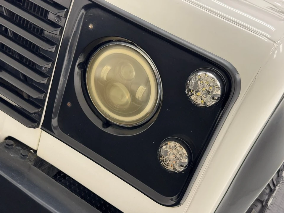 2017 Land Rover Defender 90 - Image 10 of 21