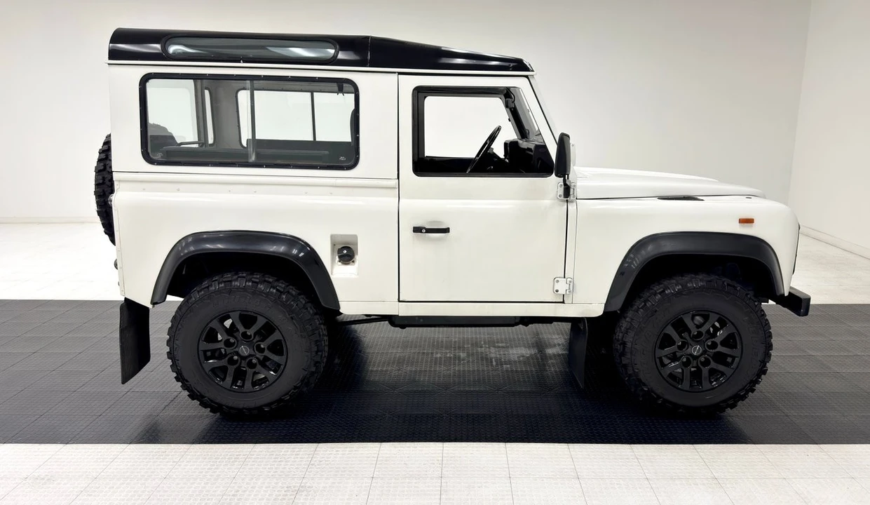 2017 Land Rover Defender 90 - Image 6 of 21