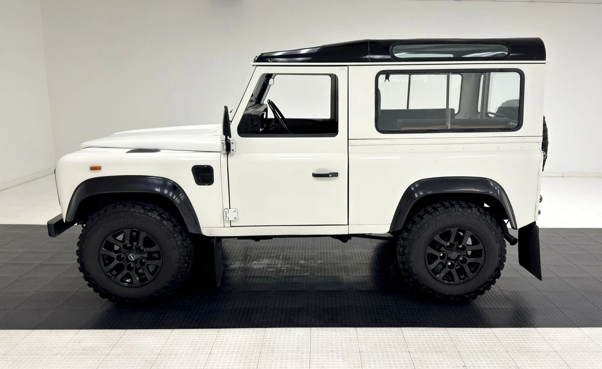 2017 Land Rover Defender 90 - Image 2 of 21