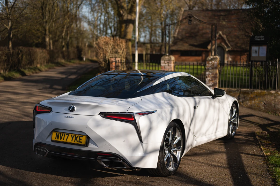 2017 Lexus LC - Image 23 of 31