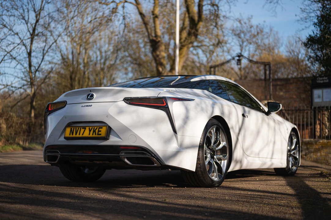 2017 Lexus LC - Image 24 of 31