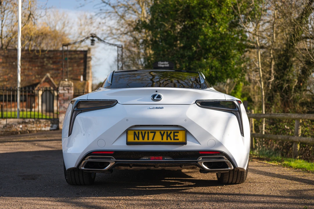 2017 Lexus LC - Image 17 of 31