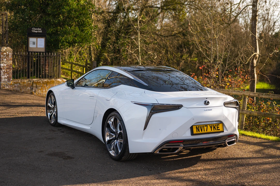 2017 Lexus LC - Image 9 of 31
