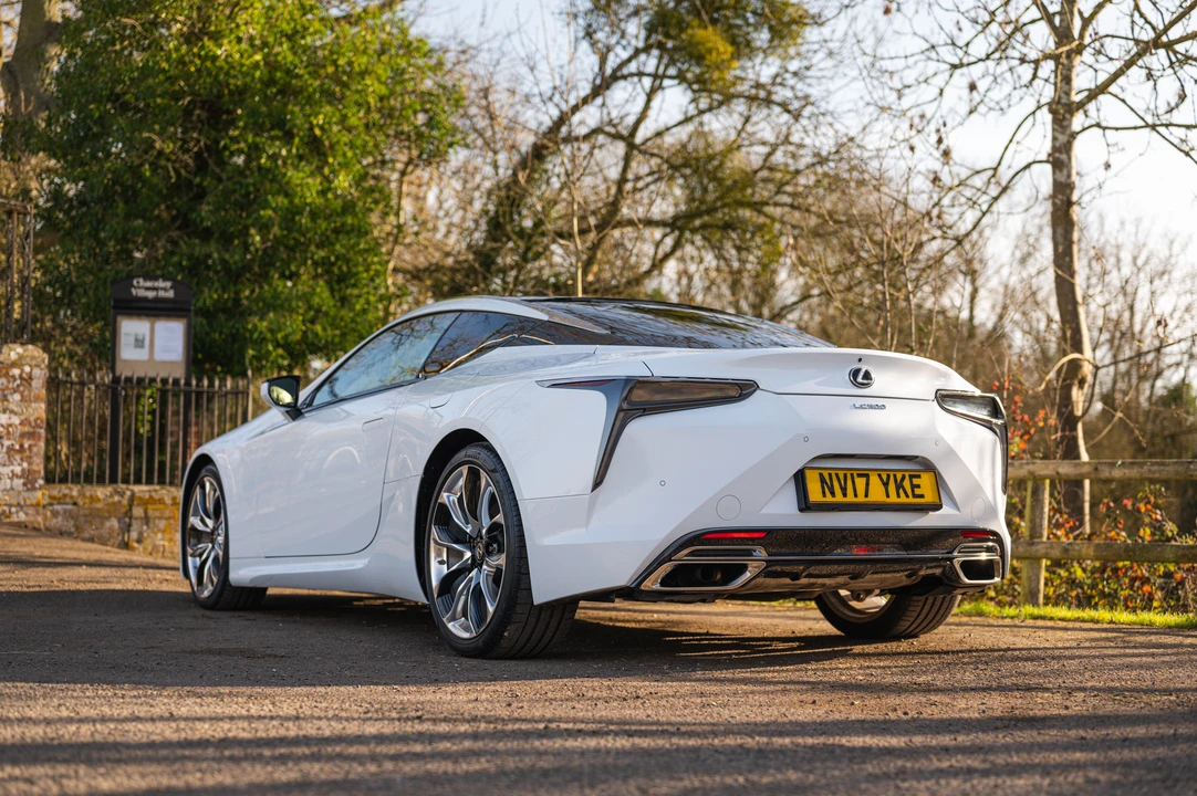 2017 Lexus LC - Image 18 of 31