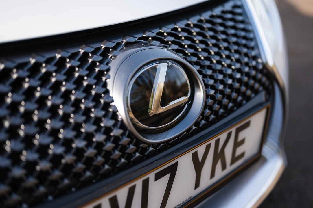 2017 Lexus LC - Image 25 of 31