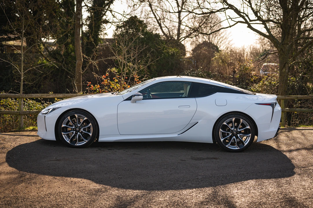 2017 Lexus LC - Image 10 of 31