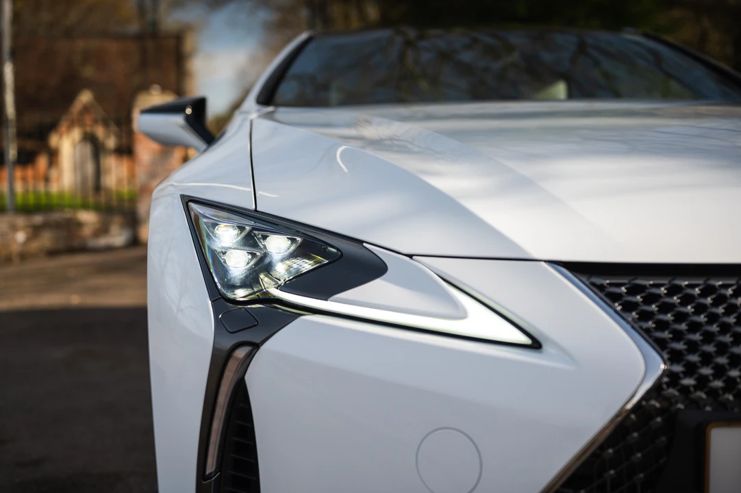 2017 Lexus LC - Image 26 of 31