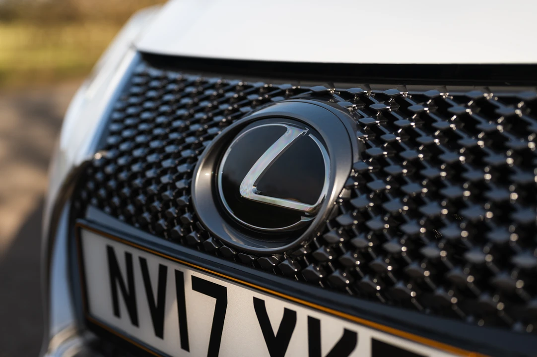 2017 Lexus LC - Image 28 of 31