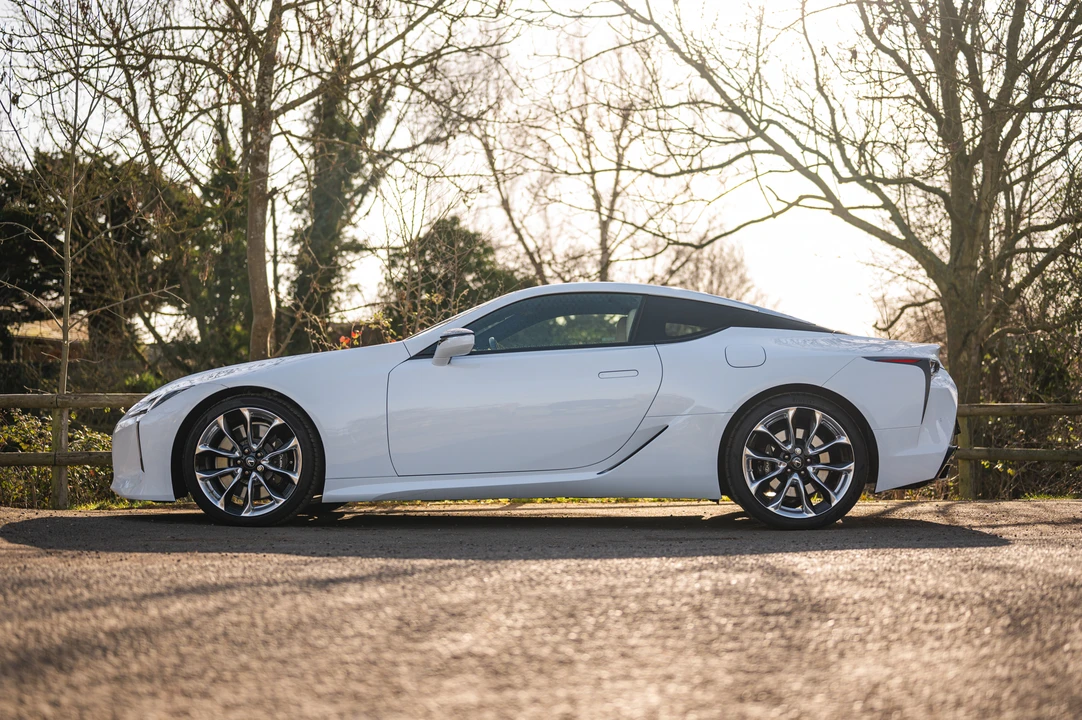 2017 Lexus LC - Image 19 of 31