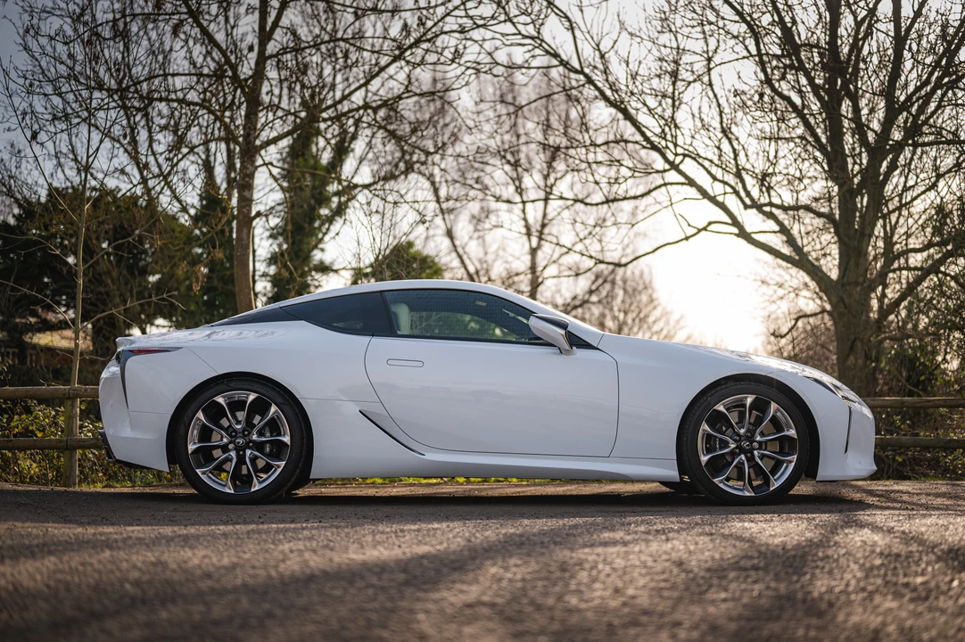 2017 Lexus LC - Image 14 of 31