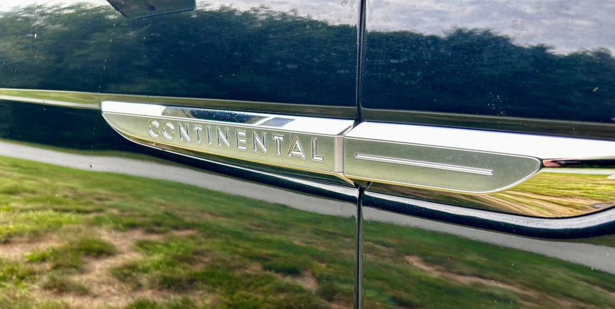 2017 Lincoln Continental 10th Gen - Image 12 of 24