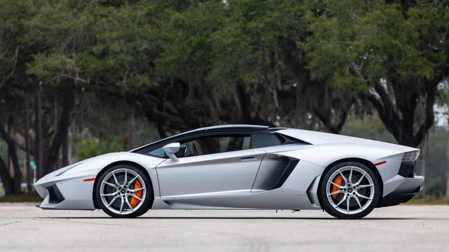 2017 Lamborghini Aventador LP700-4 - Image 2 of 31