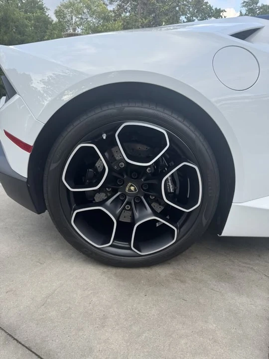 2017 Lamborghini Huracan - Image 11 of 20