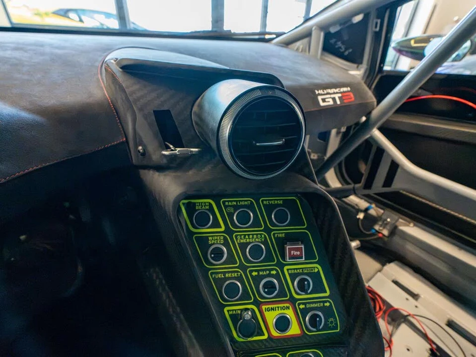 2017 Lamborghini Huracan - Image 28 of 31