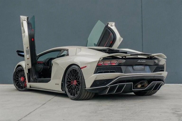 2017 Lamborghini Aventador - Image 9 of 20