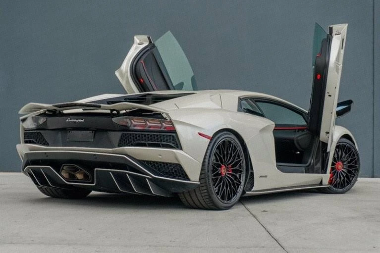 2017 Lamborghini Aventador - Image 6 of 20